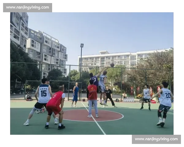 热血沸腾的校园篮球赛在呐喊与拼搏中点燃青春梦想与团队荣耀同频共振