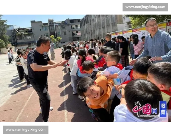 二年级拔河比赛精彩纷呈，同学们齐心协力展现团结精神